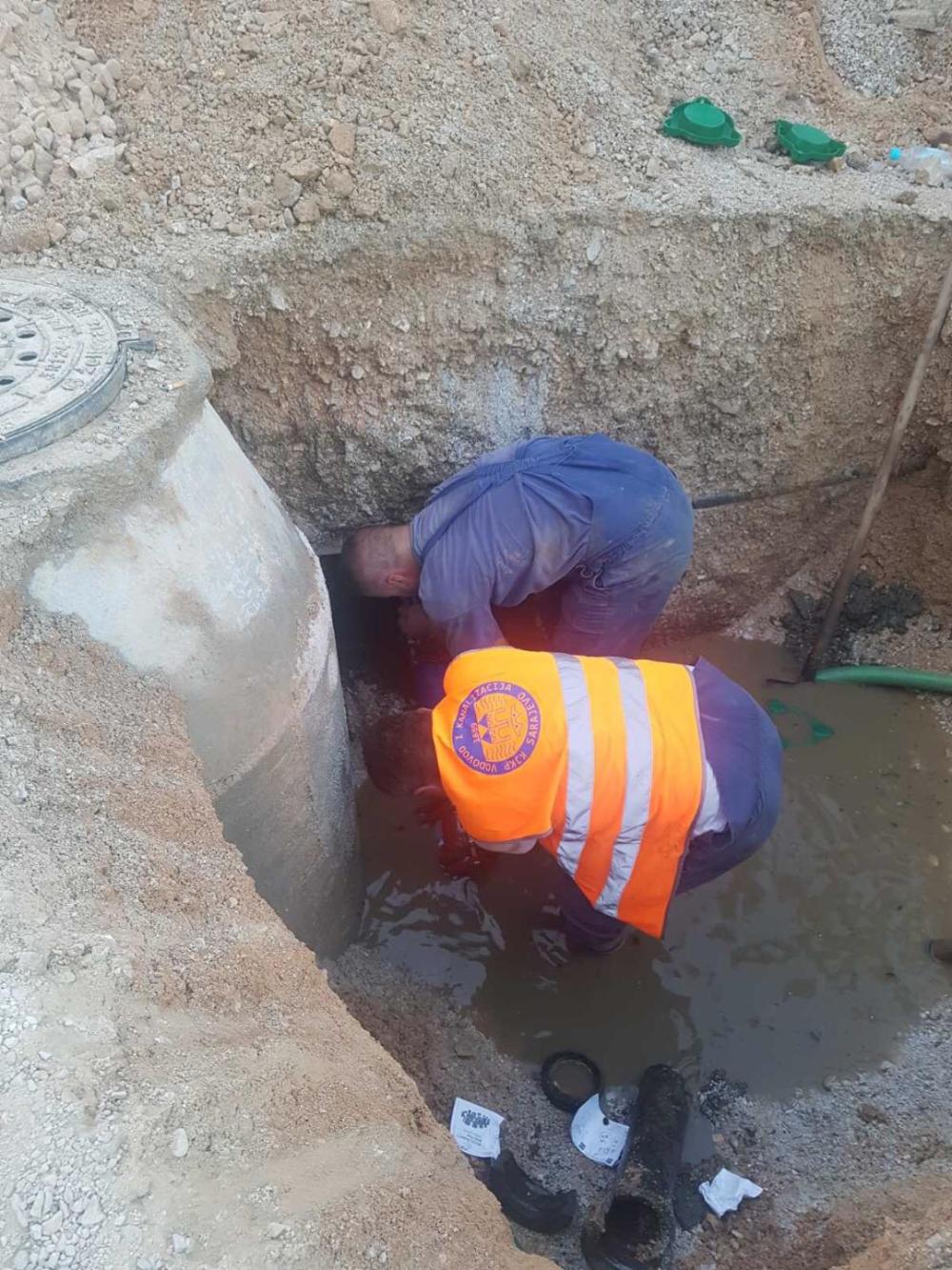 Dežurna ekipa Službe za održavanje vodovodne mreže i objekata:  POPRAVLJEN  KVAR  U  ULICI  AMIRA  KRUPALIJE