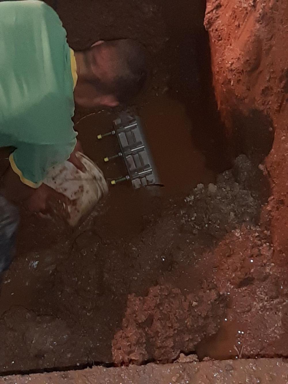 Dežurna ekipa Službe za održavanje vodovodne mreže i objekata:  POPRAVLJEN  KVAR  U  ULICI  FEJZE  SOFTE