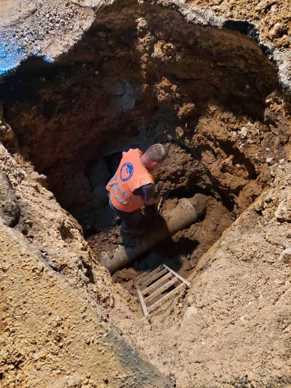 Tokom noćnih sati u ulici Humska: IZVRŠENA POPRAVKA ULIČNOG KANALA