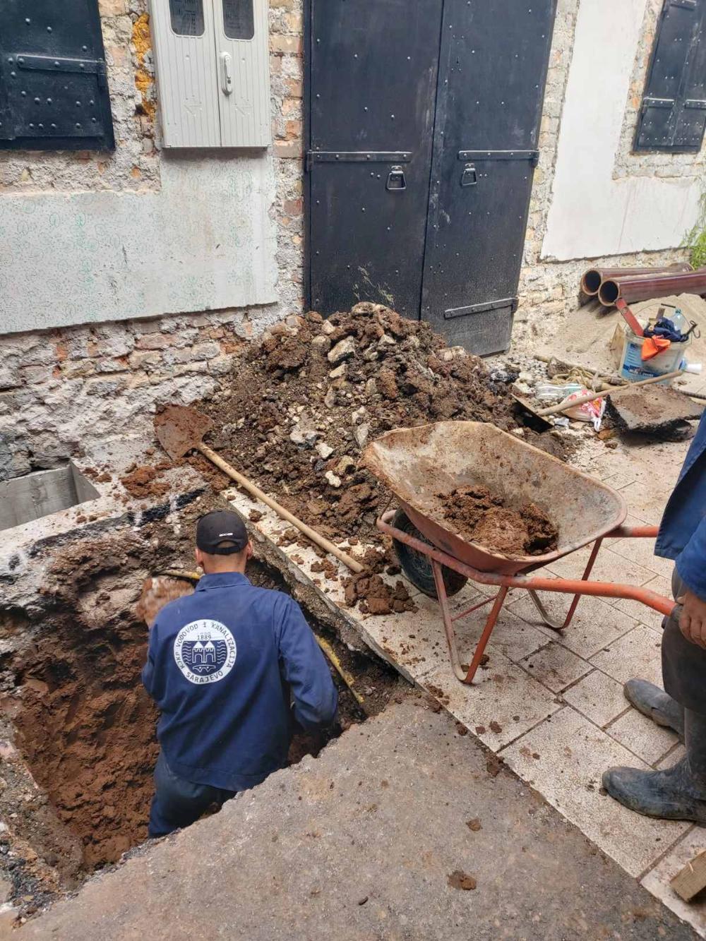 Služba za održavanje kanalizacione mreže i objekata: IZRADA KANALIZACIONOG PRIKLJUČKA