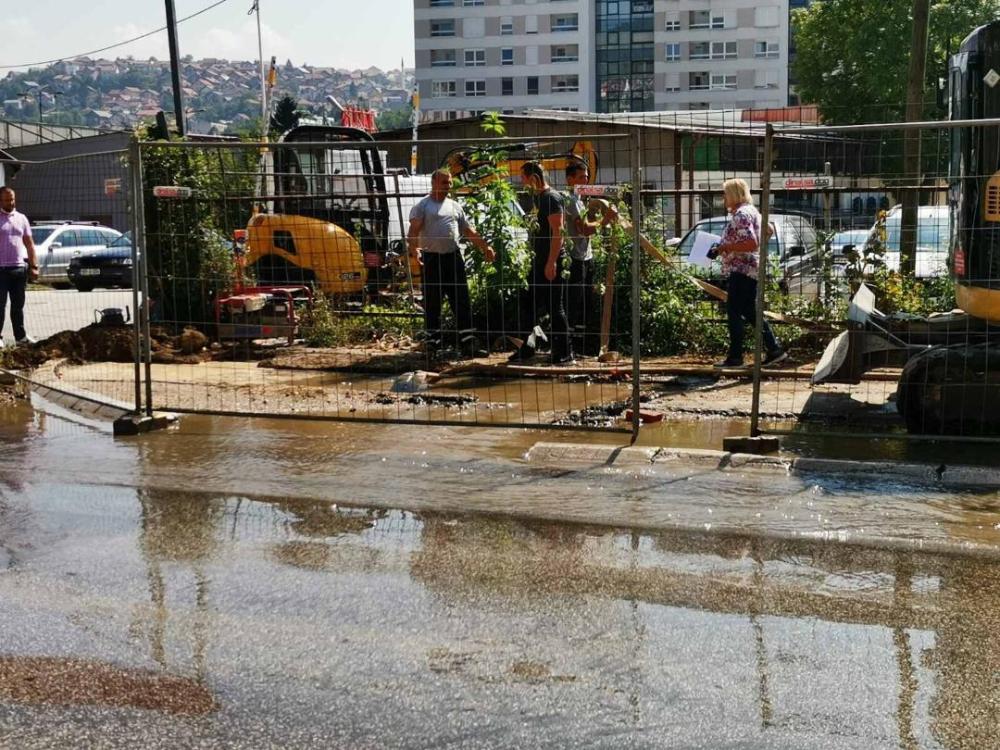 Dežurna ekipa Službe za održavanje vodovodne mreže i objekata:  POPRAVLJEN  KVAR  U  ULICI  DŽEMALA  BIJEDIĆA