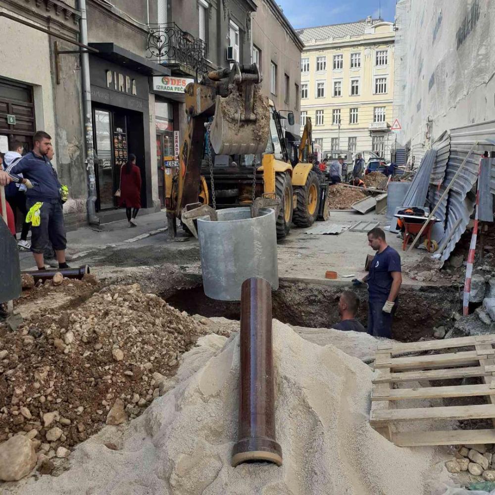 Služba za održavanje kanalizacione mreže i objekata:  RADOVI  NA  KANALIZACIONOJ  MREŽI