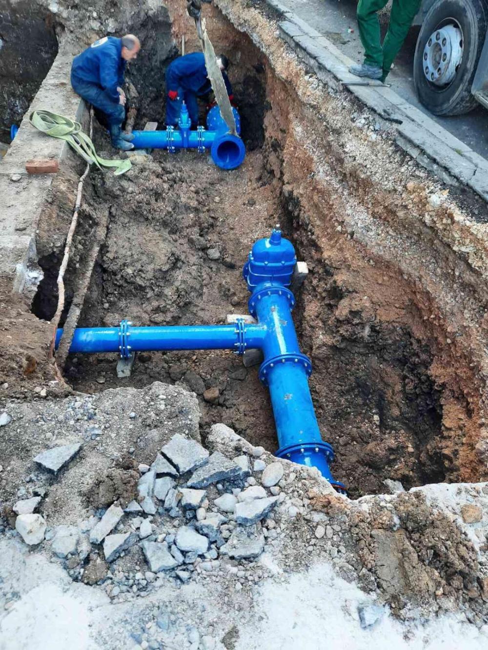 Na uglu ulica Maršala Tita i Hamze Hume:  IZGRADNJA  MJERNO  REGULACIONOG  ŠAHTA