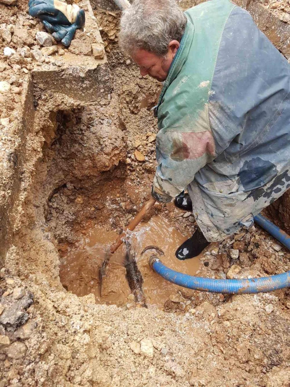 Služba za održavanje vodovodne mreže i objekata:  POPRAVKE KVAROVA I PREBACIVANJE PRIKLJUČAKA NA VODOVODNOJ MREŽI