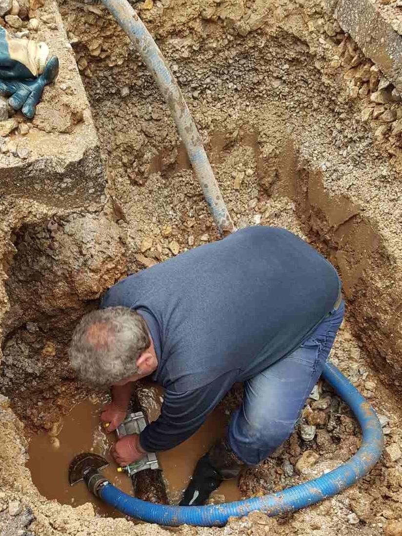 Služba za održavanje vodovodne mreže i objekata:  POPRAVKE KVAROVA I PREBACIVANJE PRIKLJUČAKA NA VODOVODNOJ MREŽI