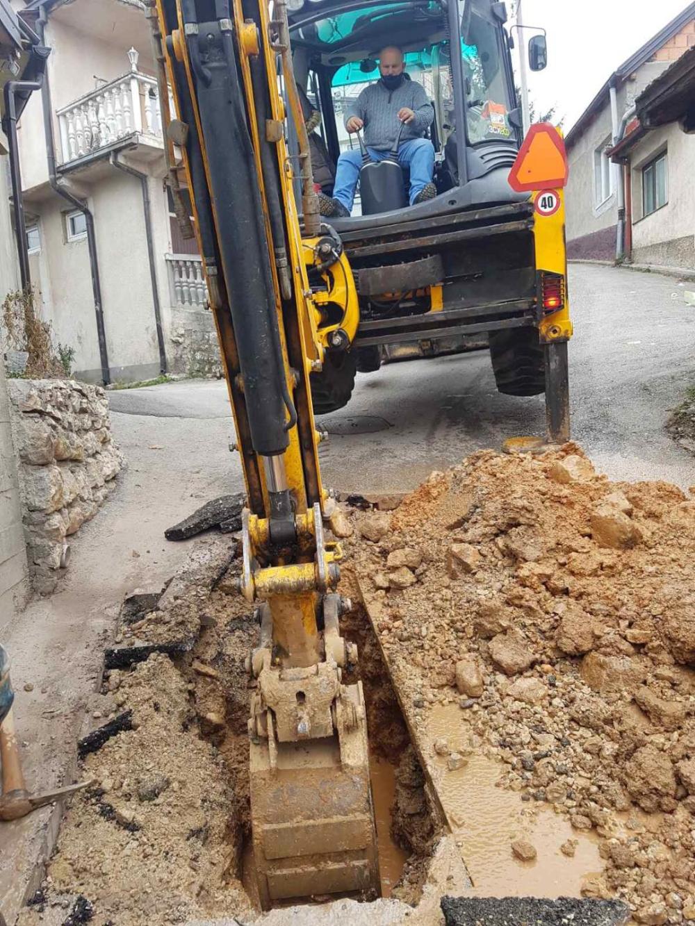 Služba za održavanje vodovodne mreže i objekata:  POPRAVKE KVAROVA I PREBACIVANJE PRIKLJUČAKA NA VODOVODNOJ MREŽI