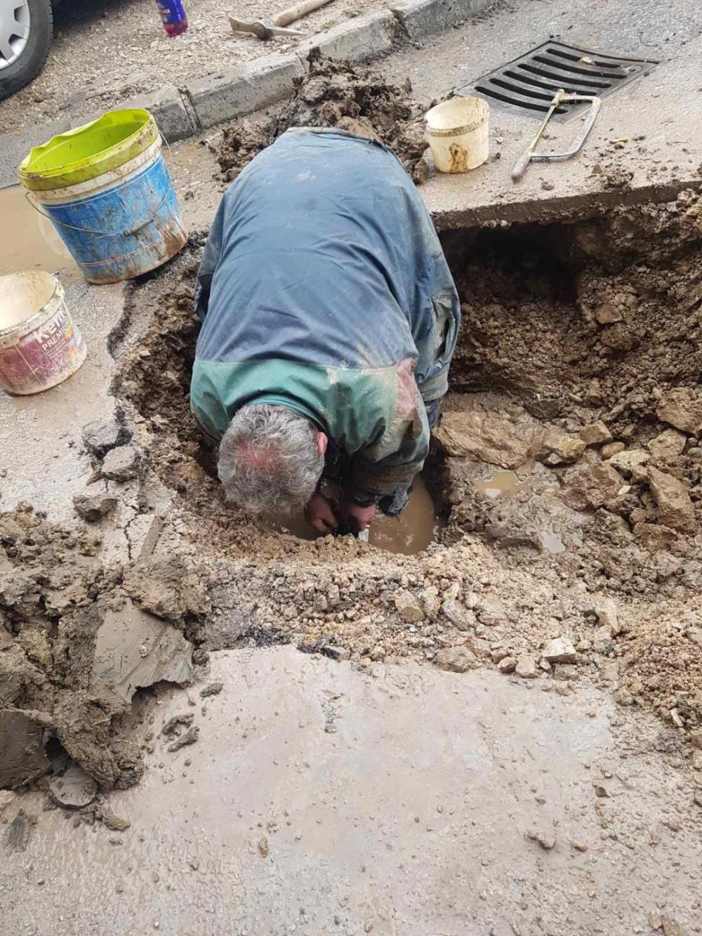 Služba za održavanje vodovodne mreže i objekata:  POPRAVKE KVAROVA I PREBACIVANJE PRIKLJUČAKA NA VODOVODNOJ MREŽI