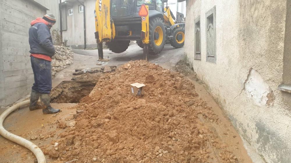 Služba za održavanje vodovodne mreže i objekata:  POPRAVKE KVAROVA I PREBACIVANJE PRIKLJUČAKA NA VODOVODNOJ MREŽI