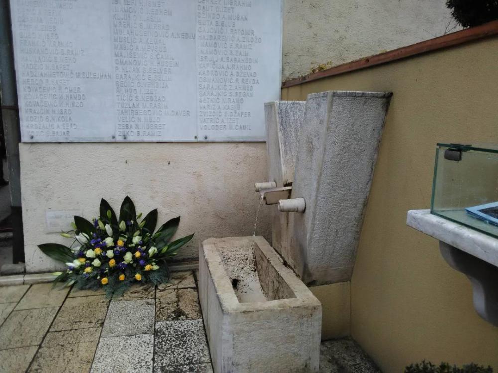 Povodom obilježavanja Dana preduzeća:   POLOŽENO CVIJEĆE NA SPOMEN ČESMU