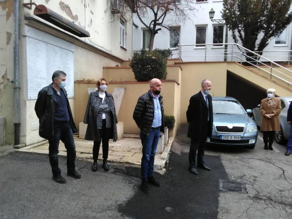 Povodom obilježavanja Dana preduzeća:   POLOŽENO CVIJEĆE NA SPOMEN ČESMU