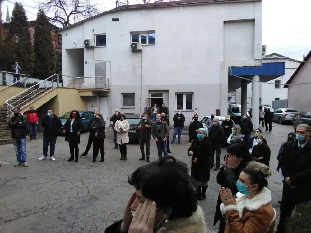 Povodom obilježavanja Dana preduzeća:   POLOŽENO CVIJEĆE NA SPOMEN ČESMU