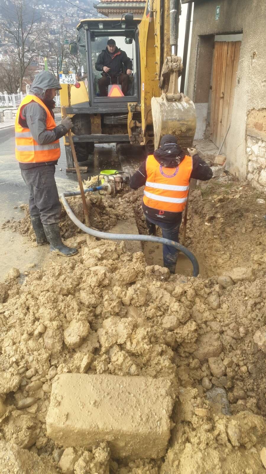 Služba za održavanje vodovodne mreže i objekata:  POPRAVKE KVAROVA NA VODOVODNOJ MREŽI