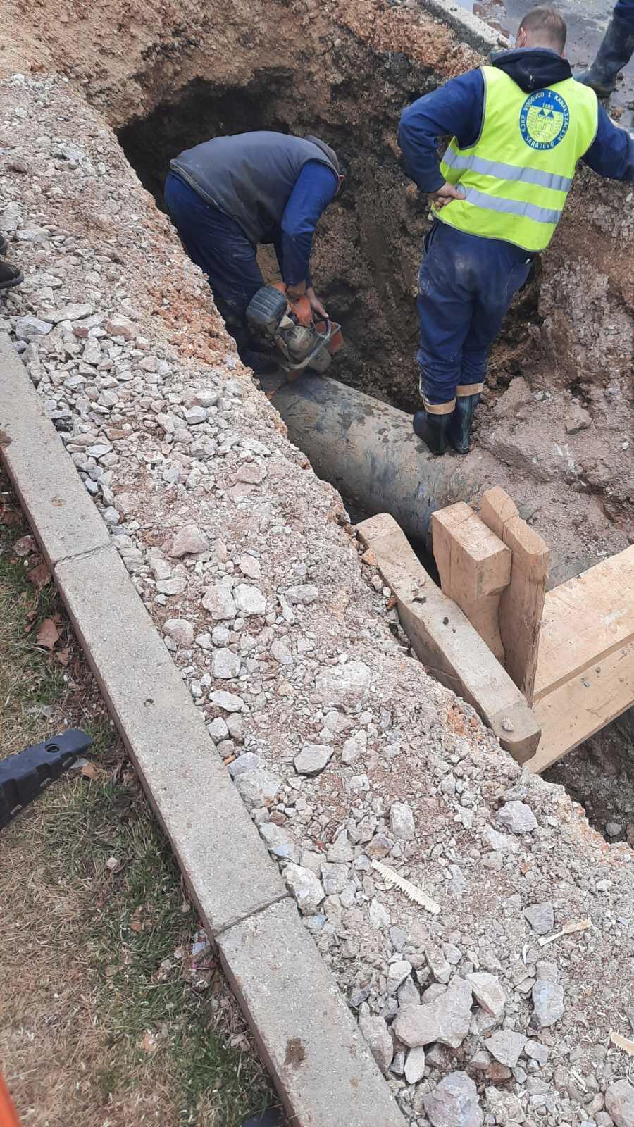 U ulici Zmaja od Bosne:  RADOVI NA UVEZIVANJU NOVOPOLOŽENOG CJEVOVODA