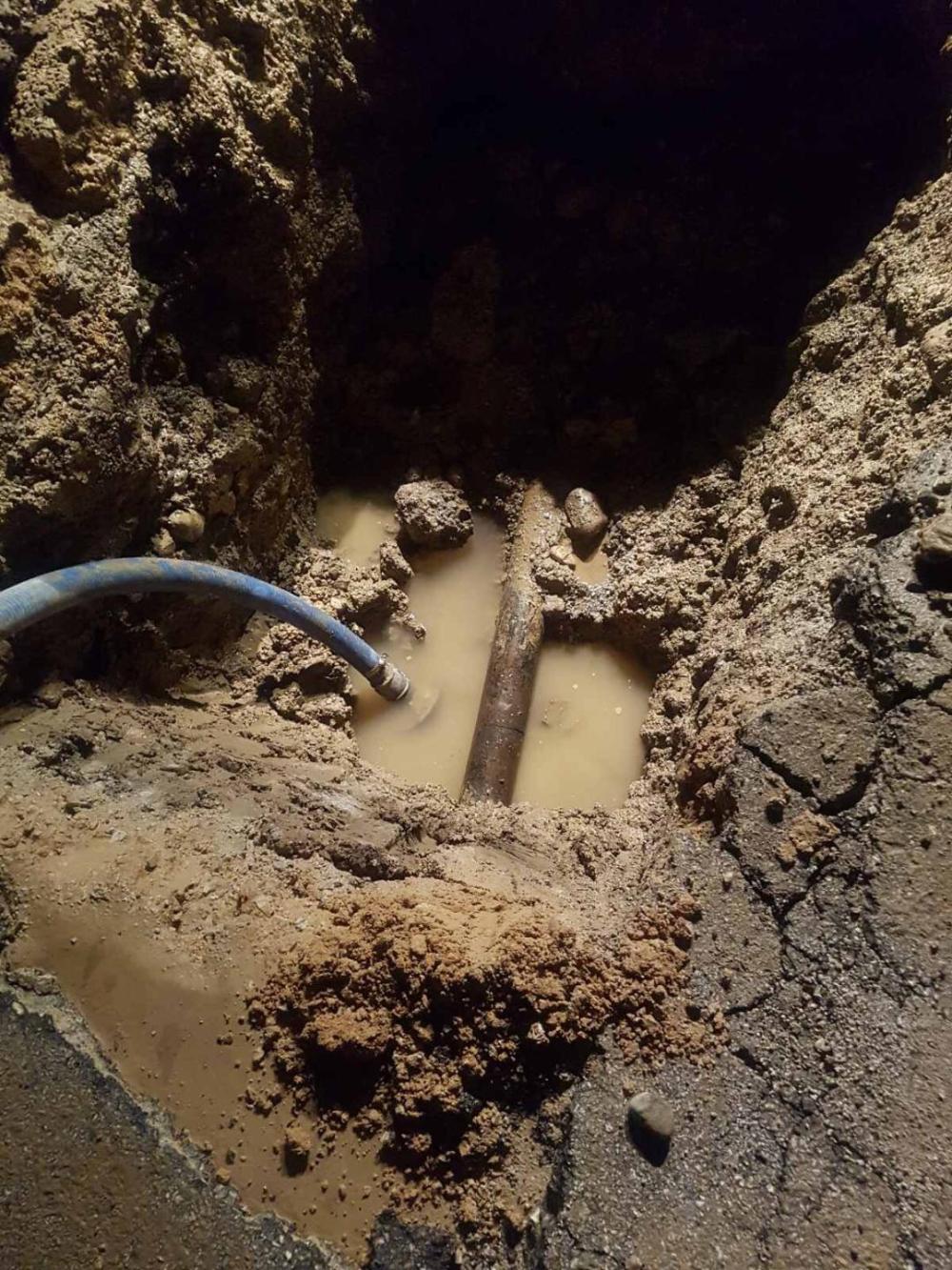 Dežurna ekipa Službe za održavanje vodovodne mreže i objekata:  POPRAVLJEN  KVAR  U  ULICI  ROGAČIĆI