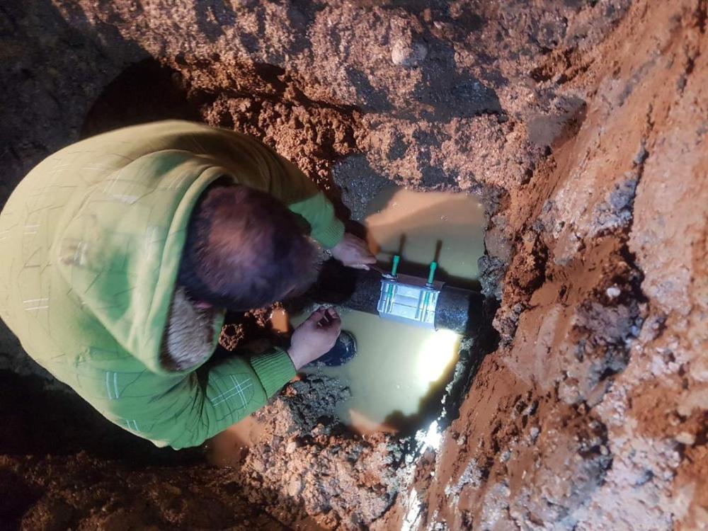 Dežurna ekipa Službe za održavanje vodovodne mreže i objekata:  POPRAVLJEN  KVAR  U  ULICI  ROGAČIĆI