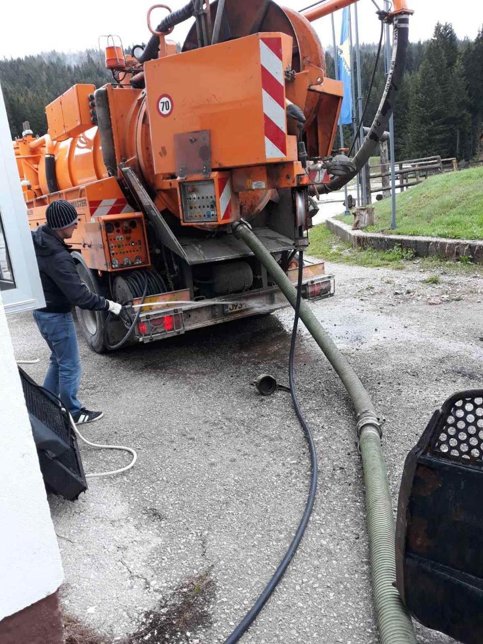 Služba za održavanje kanalizacione mreže i objekata:  RADOVI NA KANALIZACIONOJ MREŽI