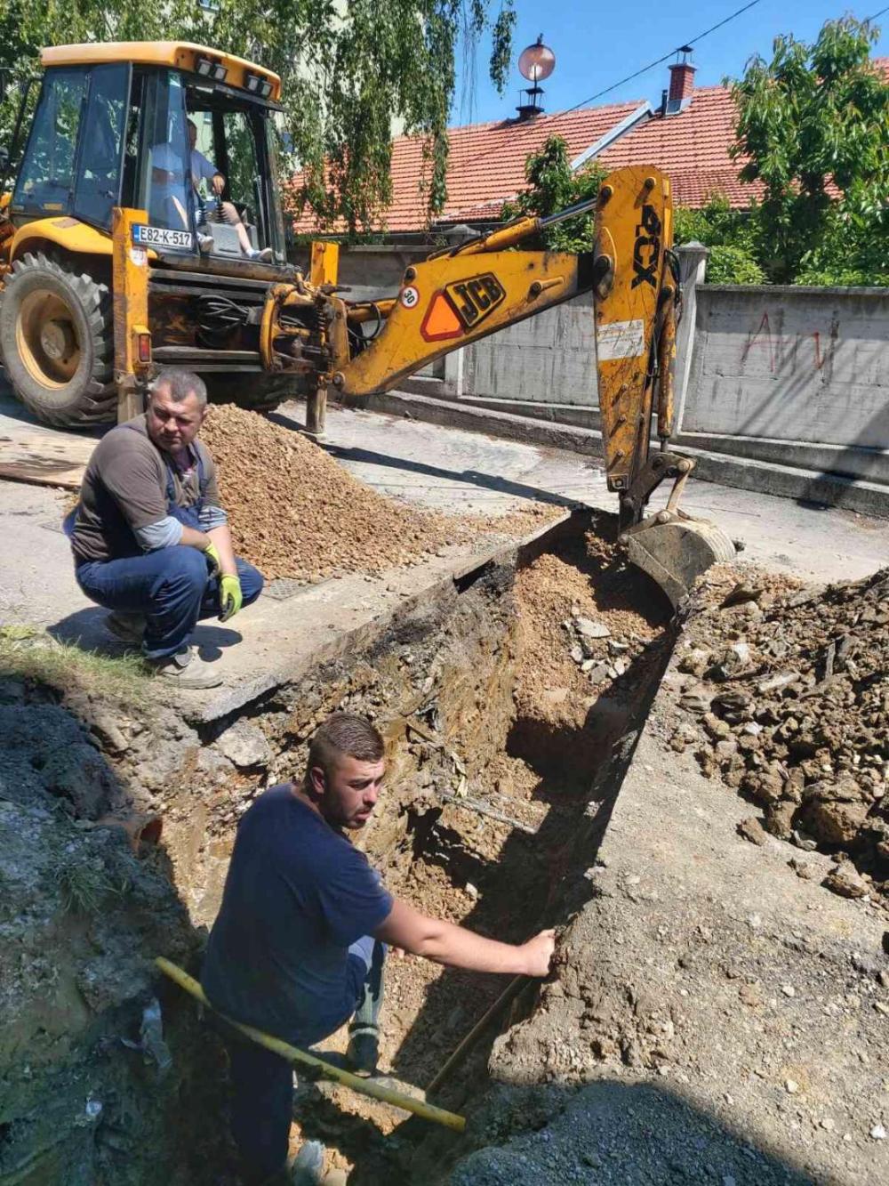 Služba za održavanje kanalizacione mreže i objekata: IZRADA SEPARATNIH PRIKLJUČAKA U ULICI VELEŠIĆI