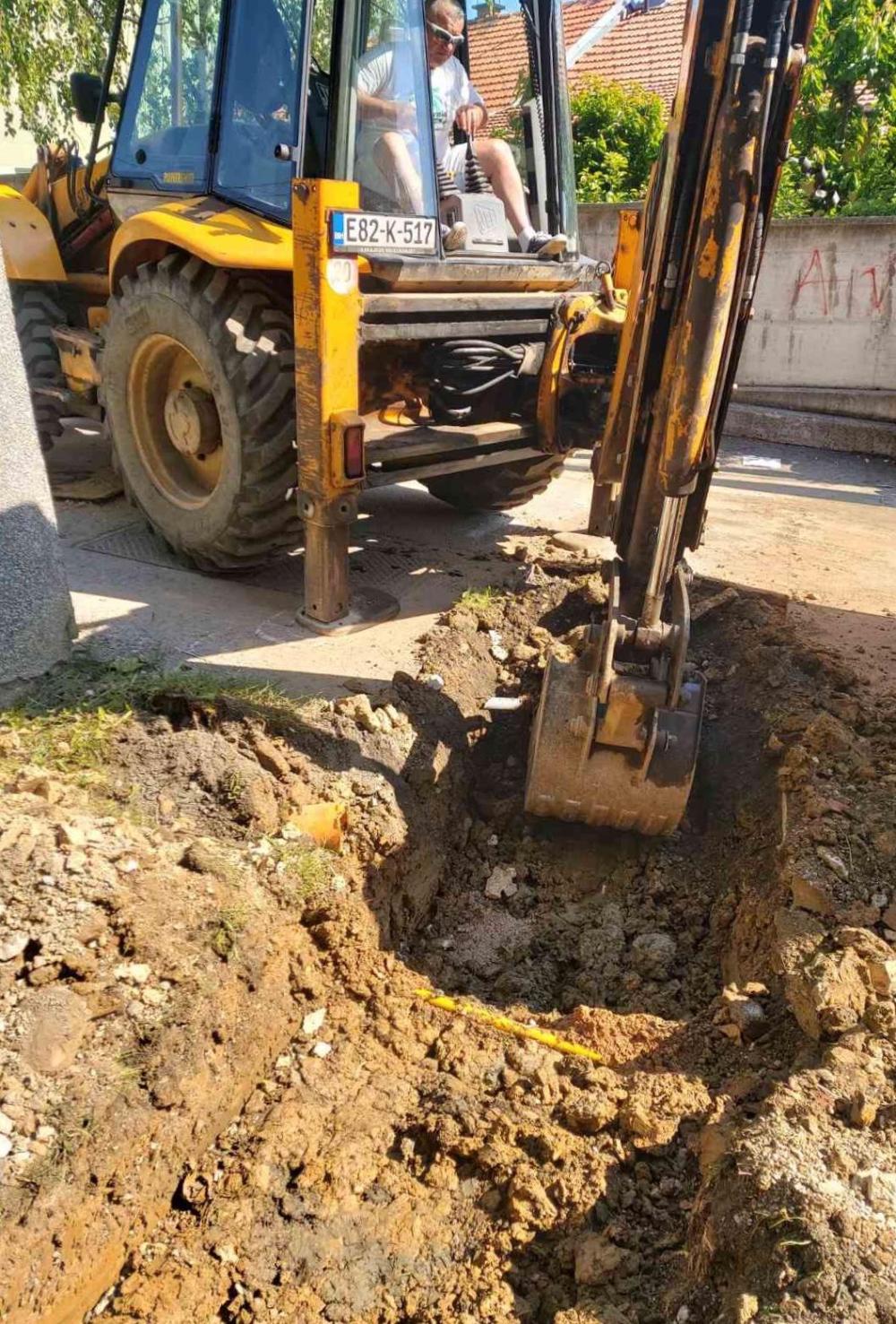 Služba za održavanje kanalizacione mreže i objekata: IZRADA SEPARATNIH PRIKLJUČAKA U ULICI VELEŠIĆI