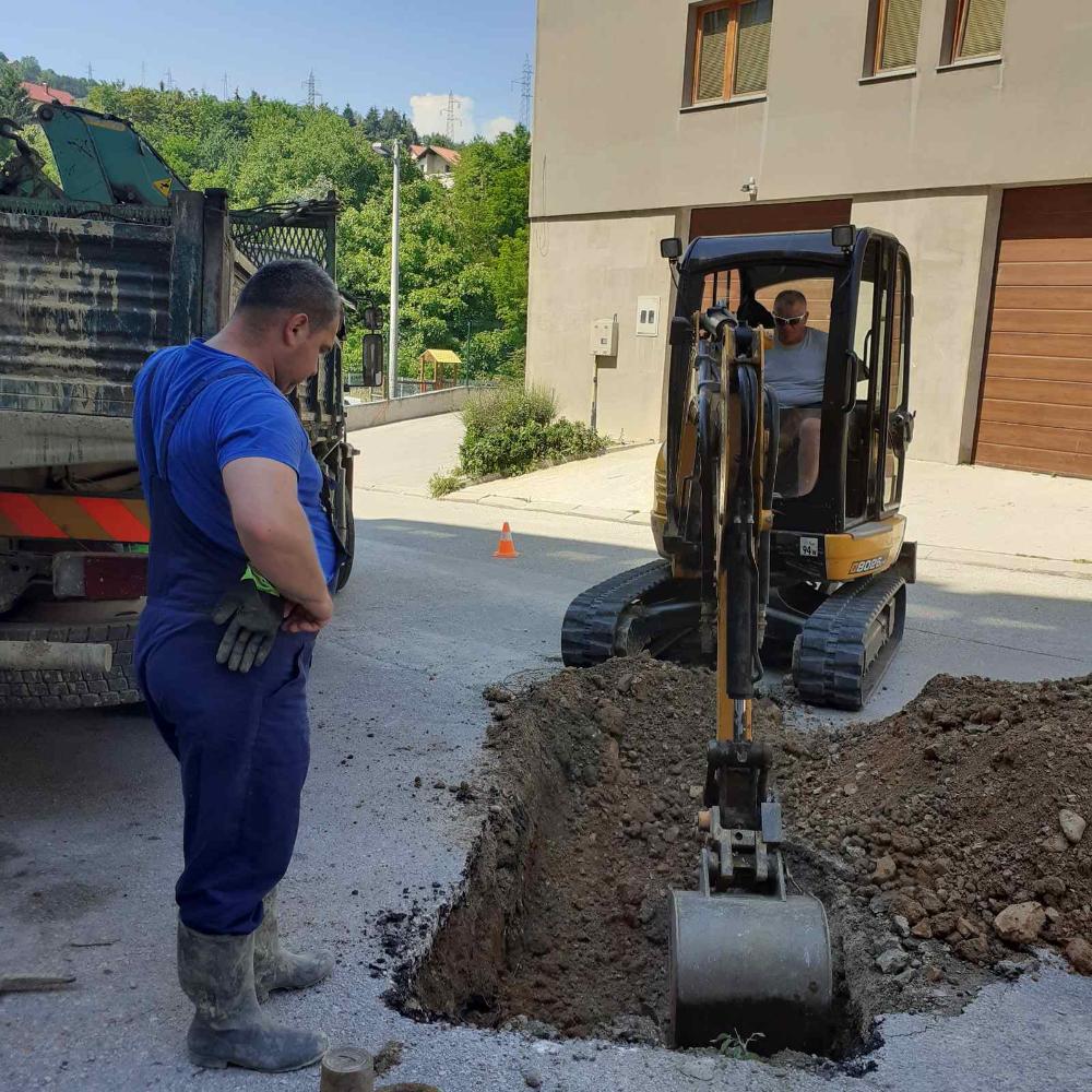 Služba za održavanje kanalizacione mreže i objekata: REKONSTRUKCIJA SABIRNOG KANALA I IZRADA PRIKLJUČAKA