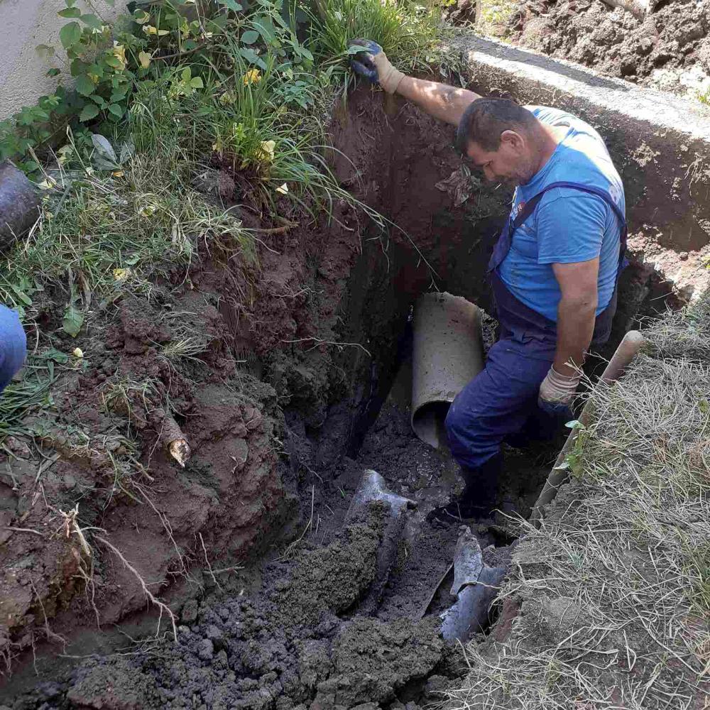 Služba za održavanje kanalizacione mreže i objekata: REKONSTRUKCIJA SABIRNOG KANALA I IZRADA PRIKLJUČAKA