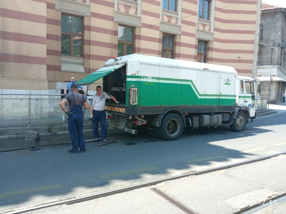 Na lokalitetu Gradske Vijećnice: ČIŠĆENJE KANALIZACIONIH PRIKLJUČAKA