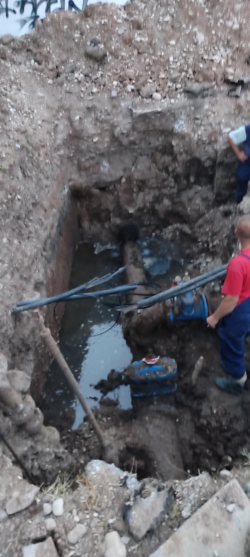 Na uglu ulica Zaima Topčića i Edhema Eke Džubura: RADOVI NA IZRADI ŠAHTA I UGRADNJI MJERNE OPREME