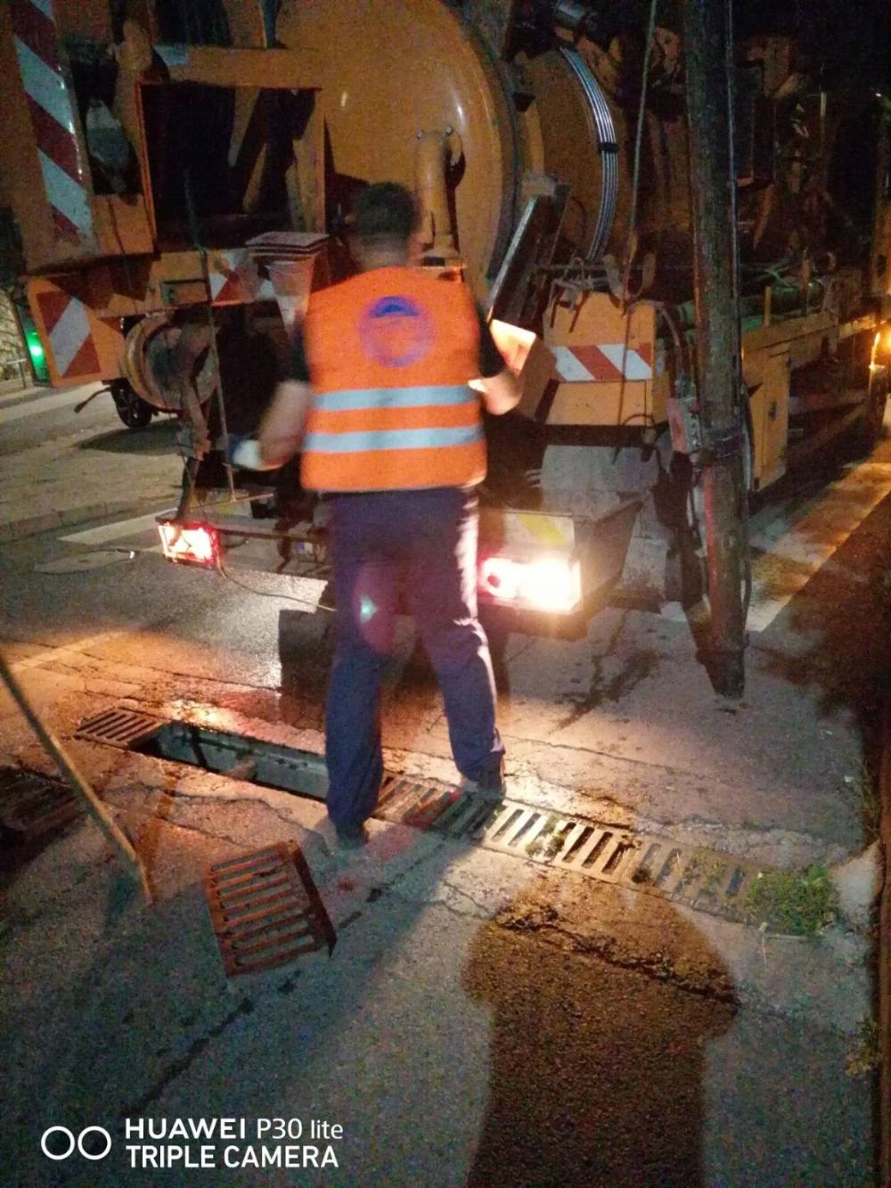 Rad u trećoj smjeni: MAŠINSKO ČIŠĆENJE I PROČEPLJENJE SLIVNIKA 