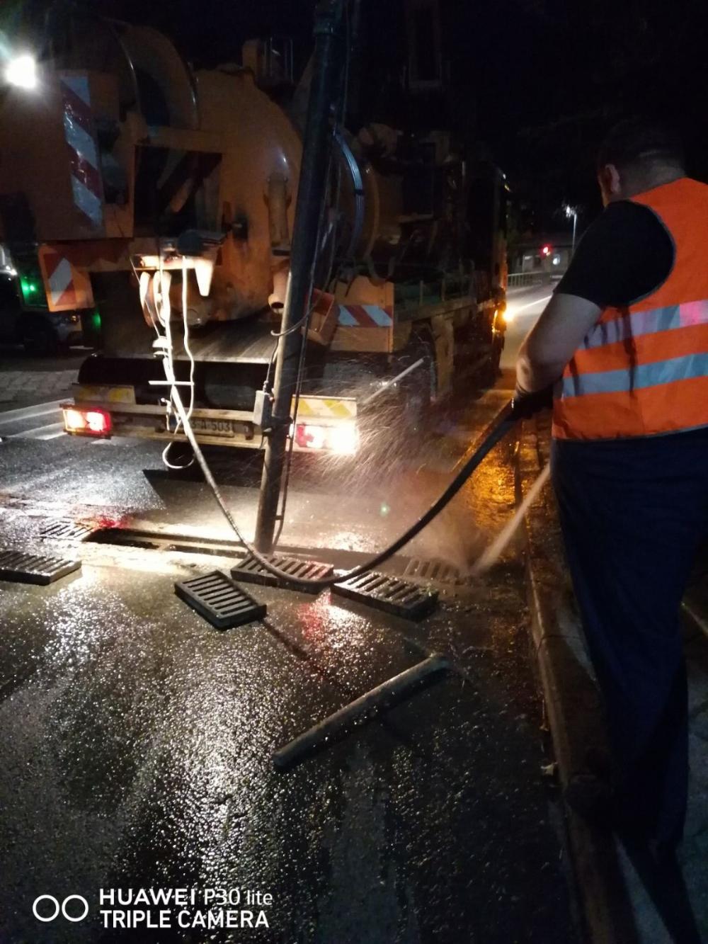 Rad u trećoj smjeni: MAŠINSKO ČIŠĆENJE I PROČEPLJENJE SLIVNIKA 
