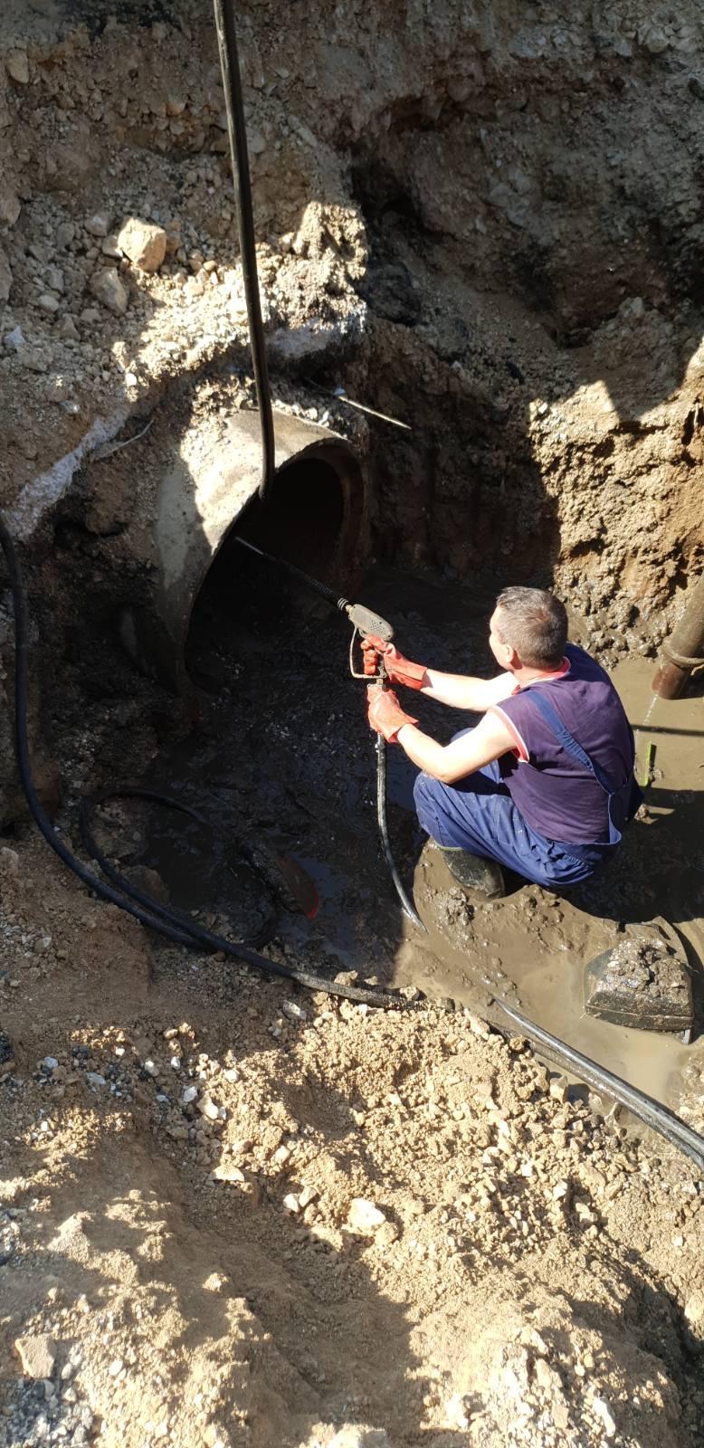 Služba održavanja kanalizacione mreže i objekata:  RADOVI NA KANALIZACIONOJ MREŽI