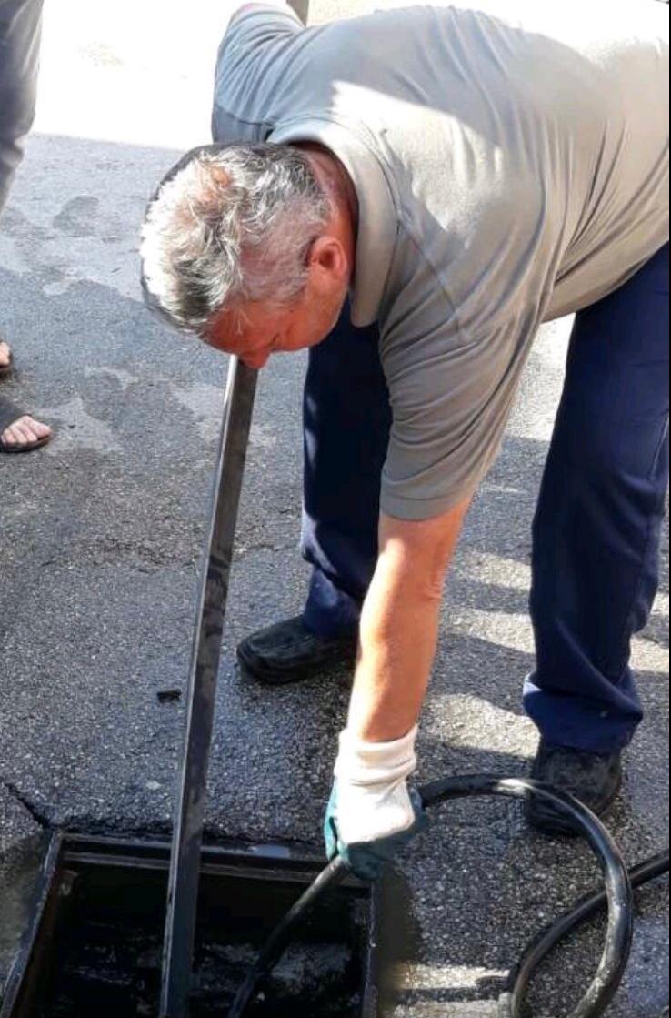 U ulici Patriotske lige: MAŠINSKO  ČIŠĆENJE  I  PROČEPLJENJE  SLIVNIKA