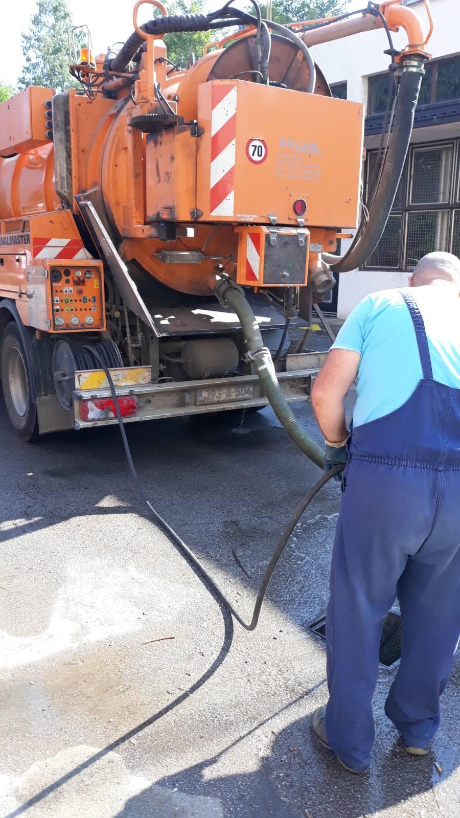 U ulici Patriotske lige: MAŠINSKO  ČIŠĆENJE  I  PROČEPLJENJE  SLIVNIKA