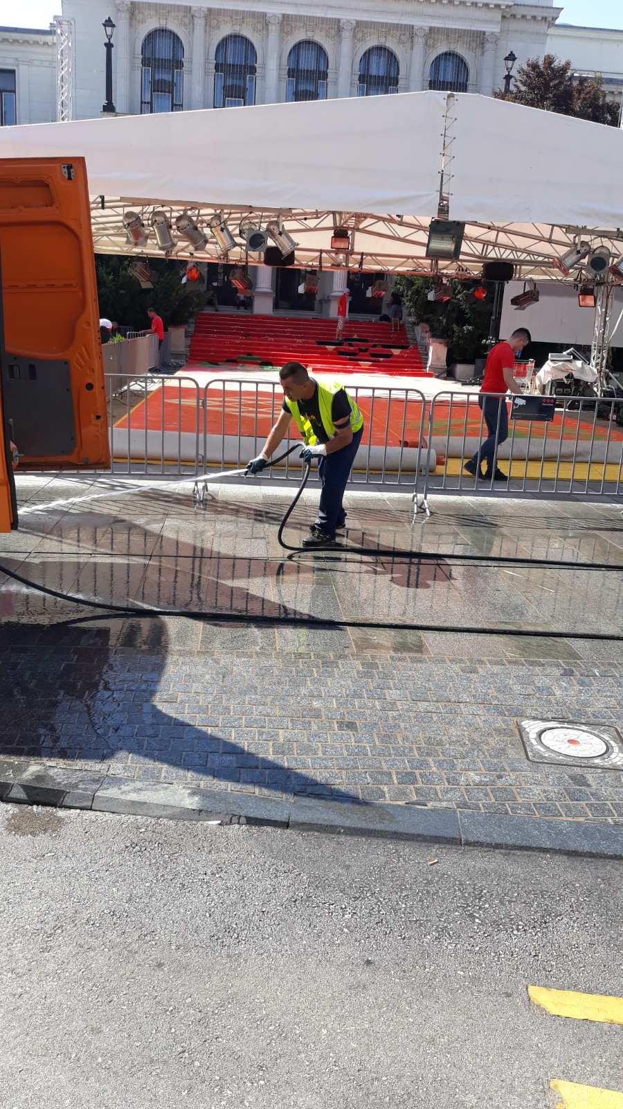 U okviru akcije čišćenja grada: SAPIRANJE PLATOA ISPRED NARODNOG POZORIŠTA
