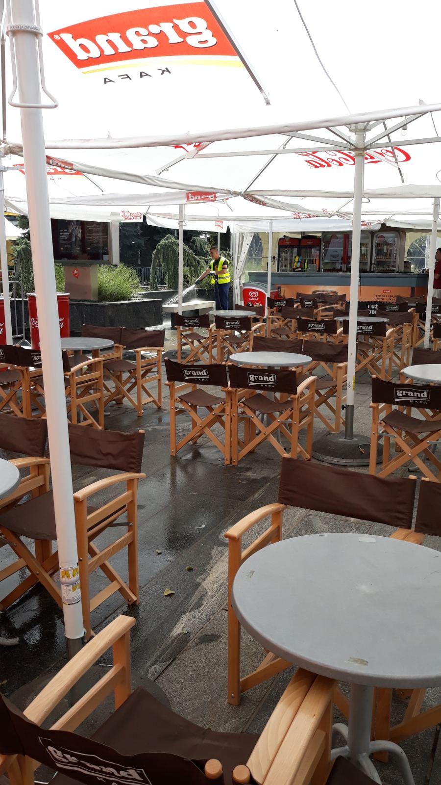U okviru akcije čišćenja grada: SAPIRANJE PLATOA ISPRED NARODNOG POZORIŠTA