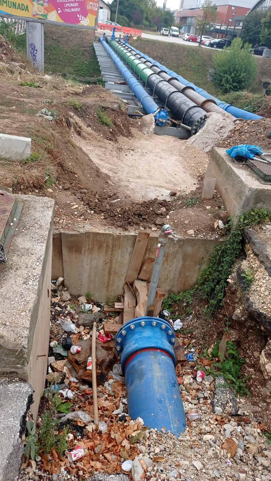Ulica Bulevar Meše Selimovića: RADOVI NA UVEZIVANJU DIJELA CJEVOVODA