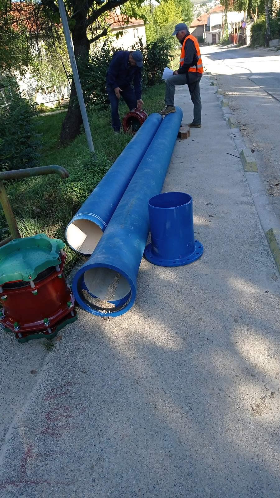 U ulici Jukićeva:  U TOKU RADOVI NA UVEZIVANJU CJEVOVODA