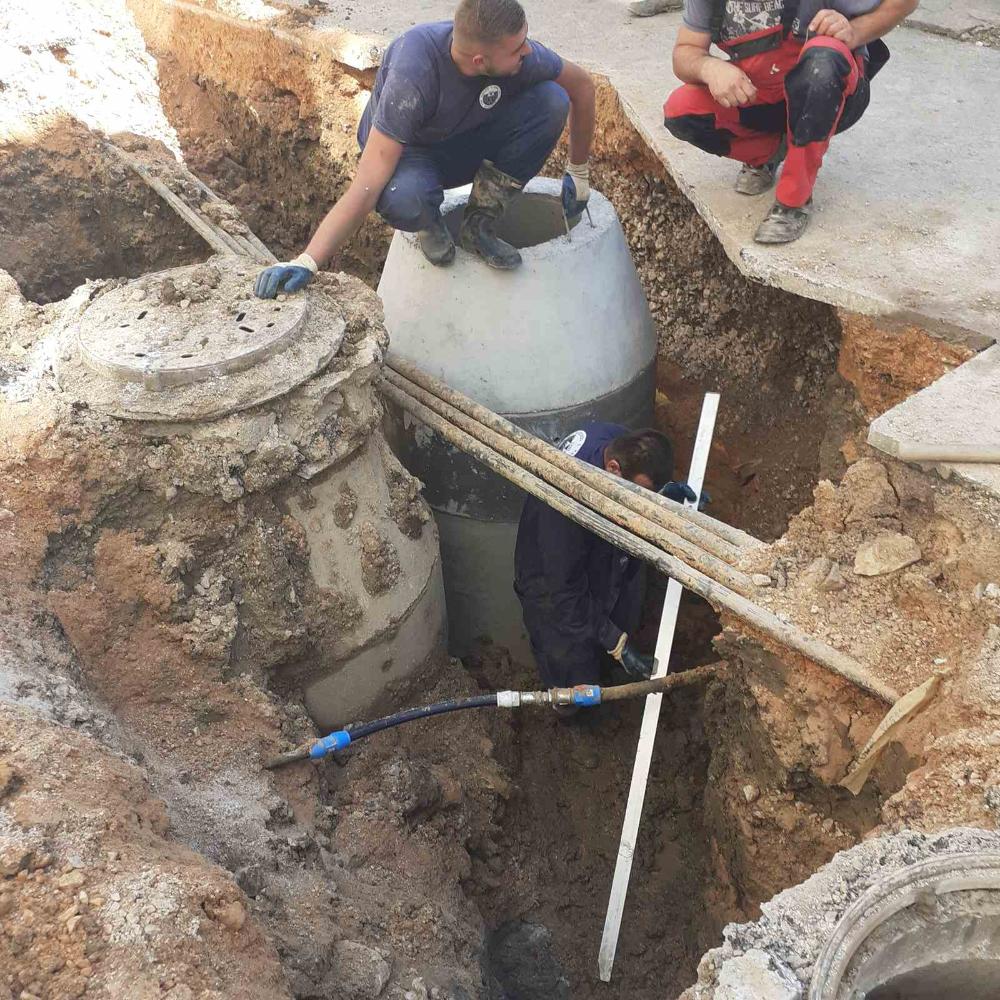 Služba održavanja kanalizacione mreže i objekata: RADOVI NA IZRADI I MONTAŽI PRIKLJUČAKA