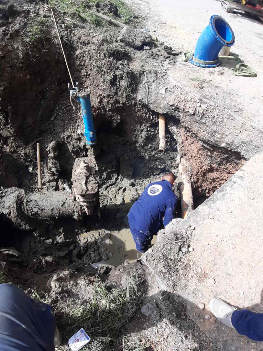 U ulici Mustafe Behmena i Velešići:  UVEZIVANJE DIJELOVA NOVOPOLOŽENOG DISTRIBUTIVNOG CJEVOVODA
