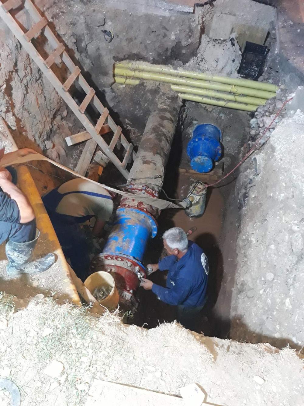 Na spoju ulica Bulevar Meše Selimovića i Alije Kučukalića:  RADOVI NA UVEZIVANJU DIJELOVA NOVOPOLOŽENOG CJEVOVODA