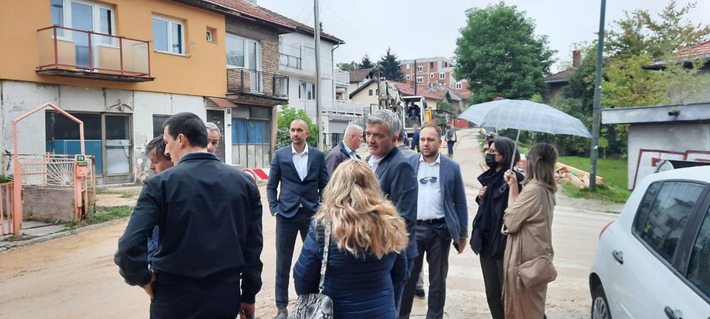 U ulici Jukićeva održan:  RADNI SASTANAK PREDSTAVNIKA OPĆINE CENTAR I KJKPVIK-a NA TERENU