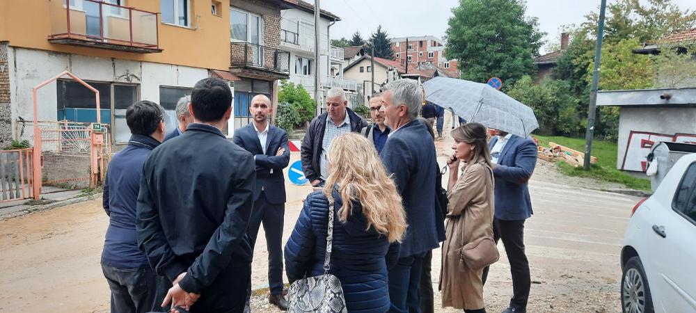 U ulici Jukićeva održan:  RADNI SASTANAK PREDSTAVNIKA OPĆINE CENTAR I KJKPVIK-a NA TERENU