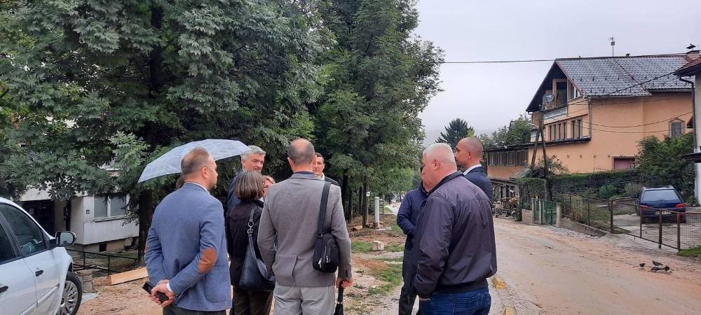 U ulici Jukićeva održan:  RADNI SASTANAK PREDSTAVNIKA OPĆINE CENTAR I KJKPVIK-a NA TERENU