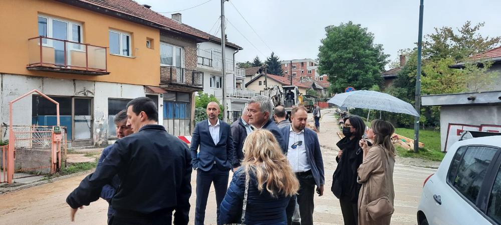 U ulici Jukićeva održan:  RADNI SASTANAK PREDSTAVNIKA OPĆINE CENTAR I KJKPVIK-a NA TERENU
