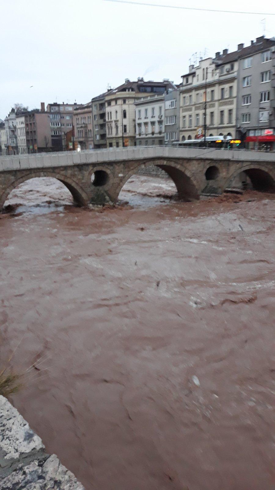 Olujno nevrijeme u Sarajevu: PROUZROKOVALO MNOGOBROJNE PROBLEME 