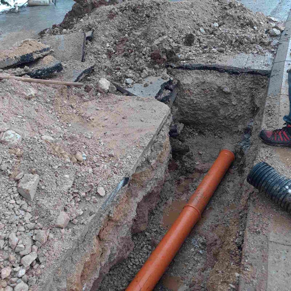 Služba održavanja kanalizacione mreže i objekata:  RADOVI NA KANALIZACIONOJ MREŽI