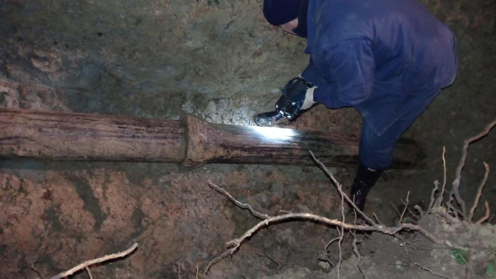 U ulici Hasana Sušića:  POPRAVKA  KVARA NA VODOVODNOJ MREŽI 