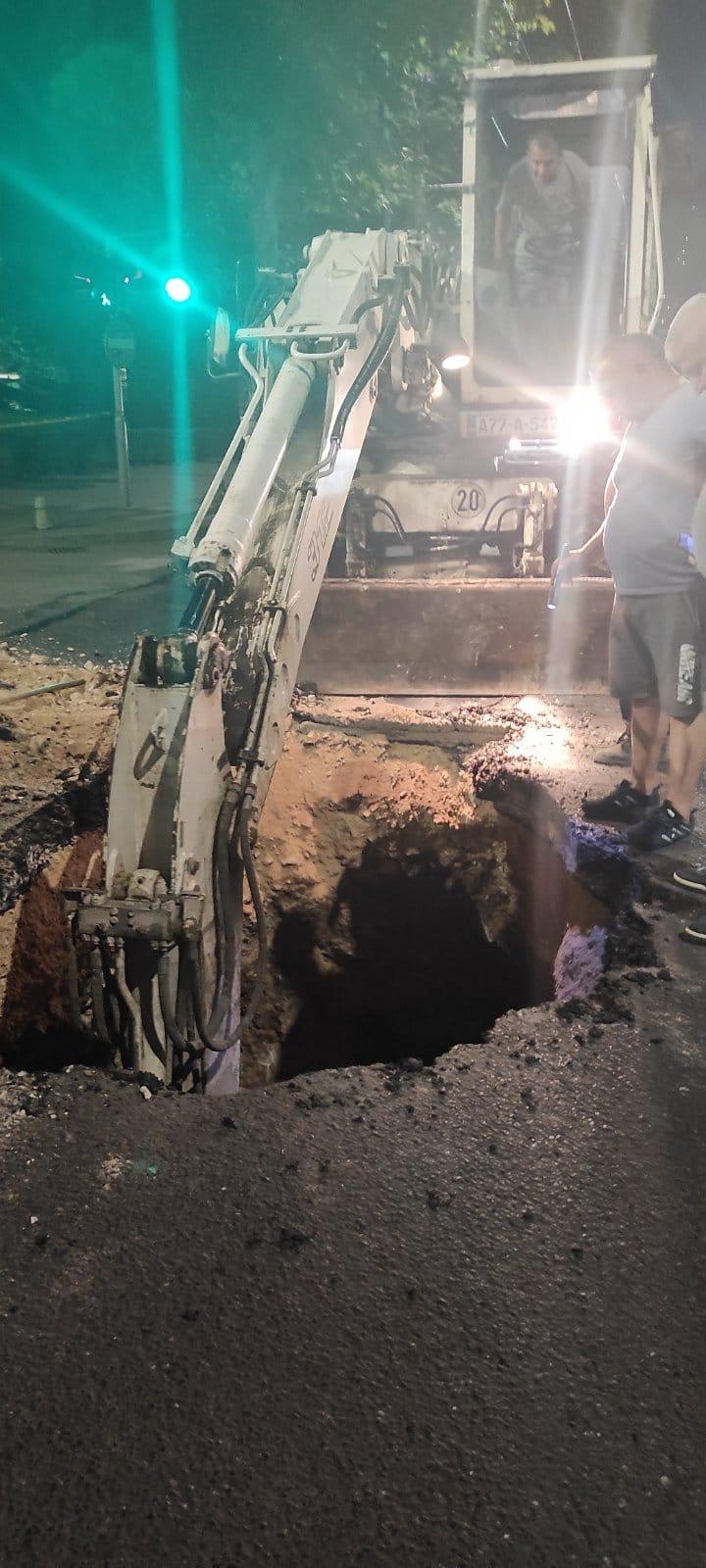 U ulici Alipašina:  SANIRANA  OŠTEĆENJA NA PODZEMNIM INSTALACIJAMA I SAOBRAĆAJNICI