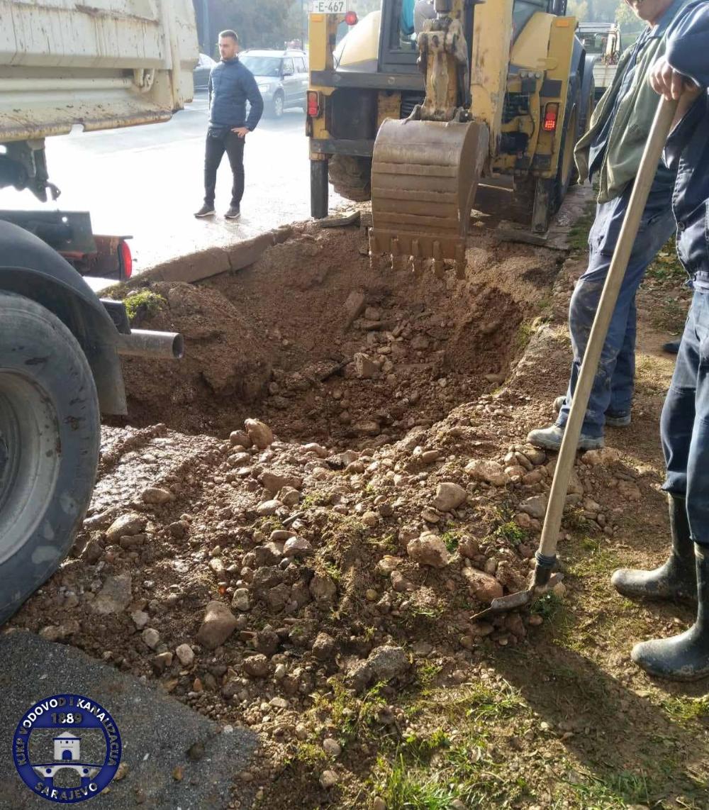 Radnici ViK-a na terenu, u toku popravka kvara u ulici Bajrama Zenunija