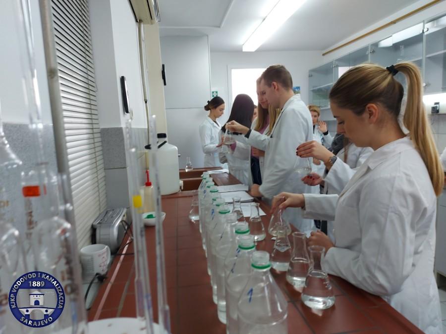 Stjecanje novih znanja: Studenti Fakulteta zdravstvenih studija vrše analize vode u laboratoriji KJKP "Vodovod i kanalizacija"