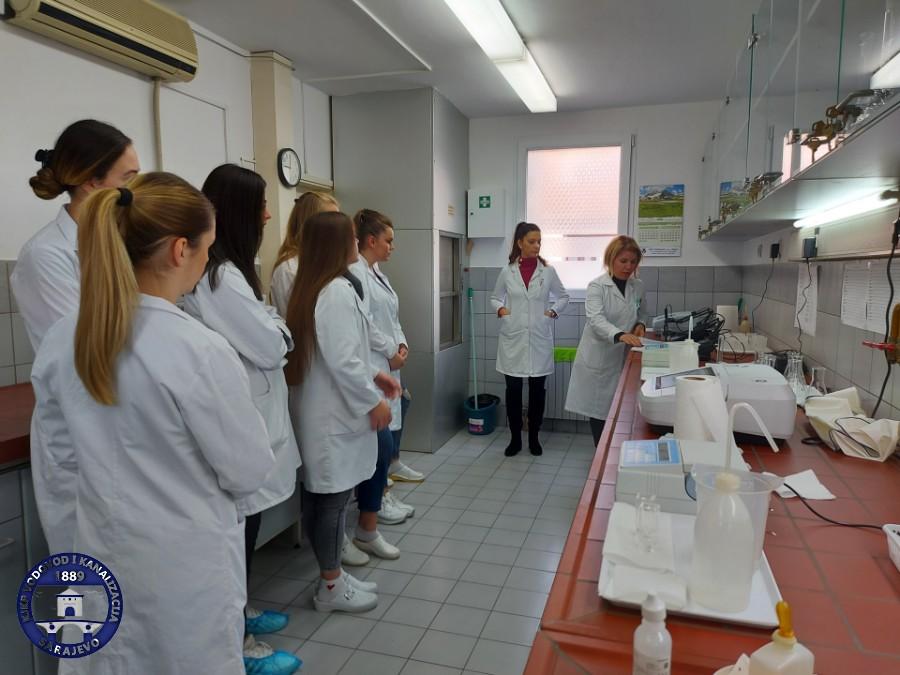 Stjecanje novih znanja: Studenti Fakulteta zdravstvenih studija vrše analize vode u laboratoriji KJKP "Vodovod i kanalizacija"