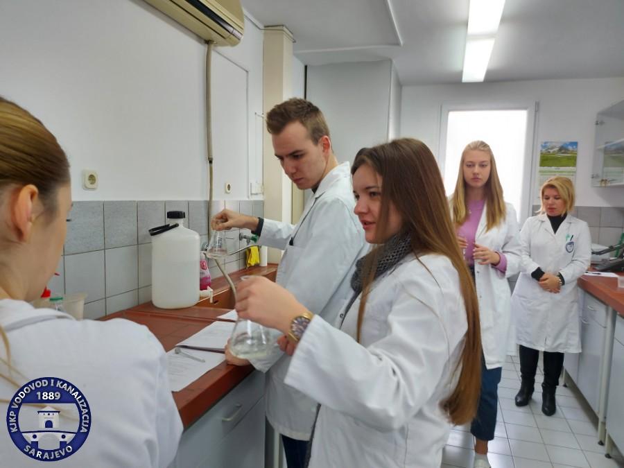 Stjecanje novih znanja: Studenti Fakulteta zdravstvenih studija vrše analize vode u laboratoriji KJKP "Vodovod i kanalizacija"